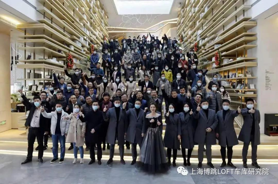 资阳全国一百多人在华侨城汉口道6号参观研讨LOFT专利车库技术！